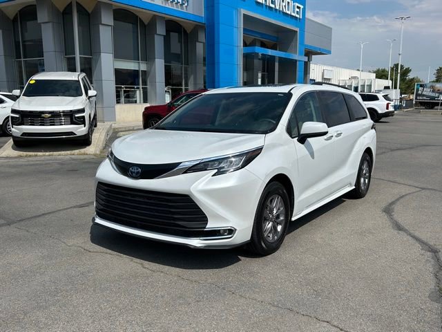 2023 Toyota Sienna XLE photo 2