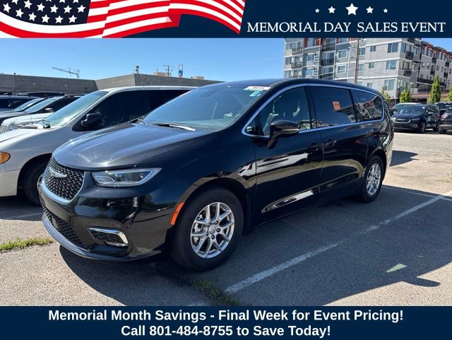 2025 Chrysler Pacifica Select's photo