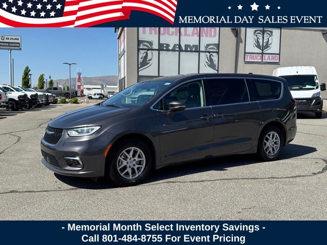 2023 Chrysler Pacifica Touring L's photo