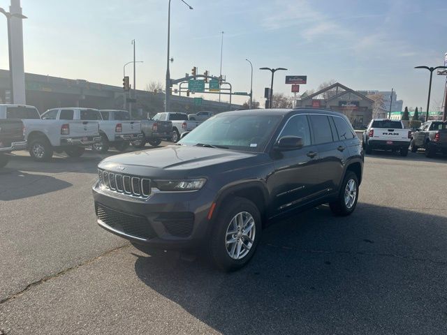 2025 Jeep Grand Cherokee Laredo photo 3