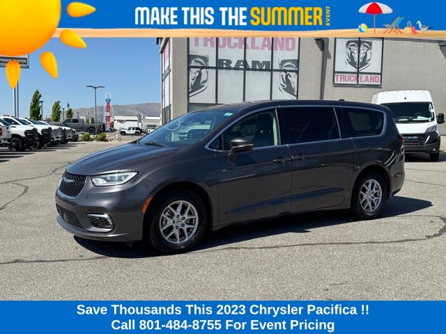 2023 Chrysler Pacifica Touring L's photo