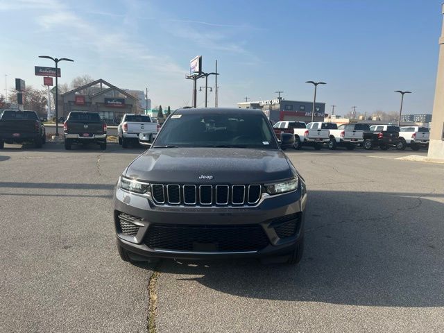 2025 Jeep Grand Cherokee Laredo photo 2