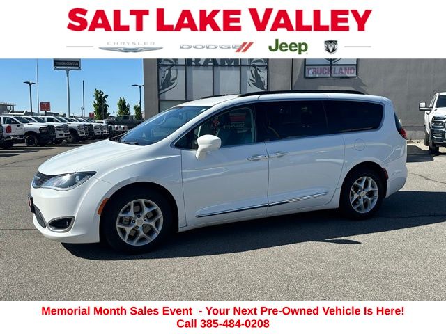 2017 Chrysler Pacifica Touring-L's photo