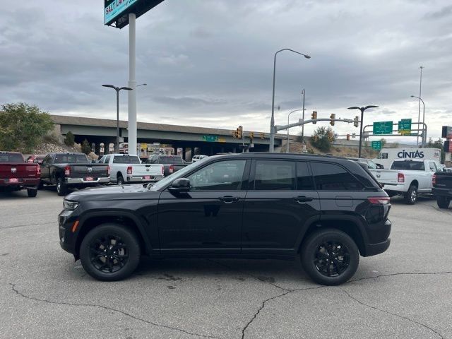 2025 Jeep Grand Cherokee Altitude photo 2