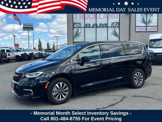 2024 Chrysler Pacifica Hybrid Select PHEV's photo
