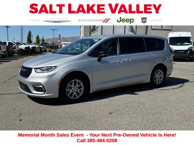 2024 Chrysler Pacifica Touring L's photo