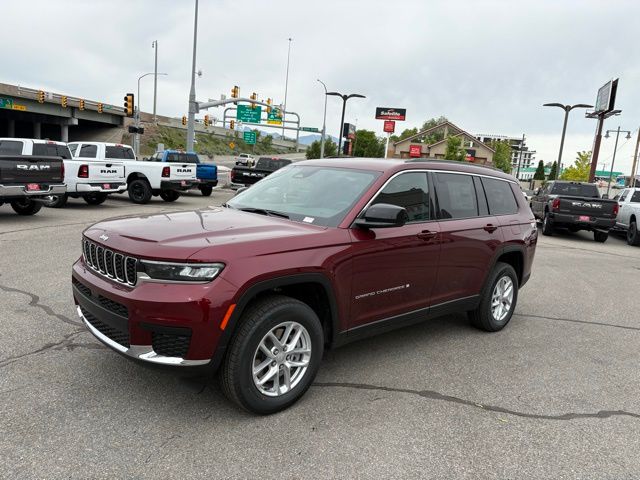2025 Jeep Grand Cherokee Laredo photo 3