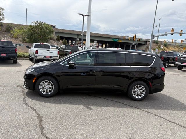 2026 Chrysler Pacifica photo 4