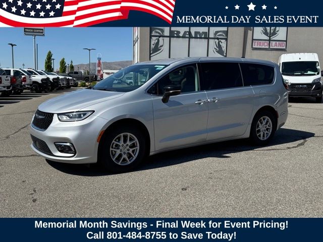 2024 Chrysler Pacifica Touring L's photo