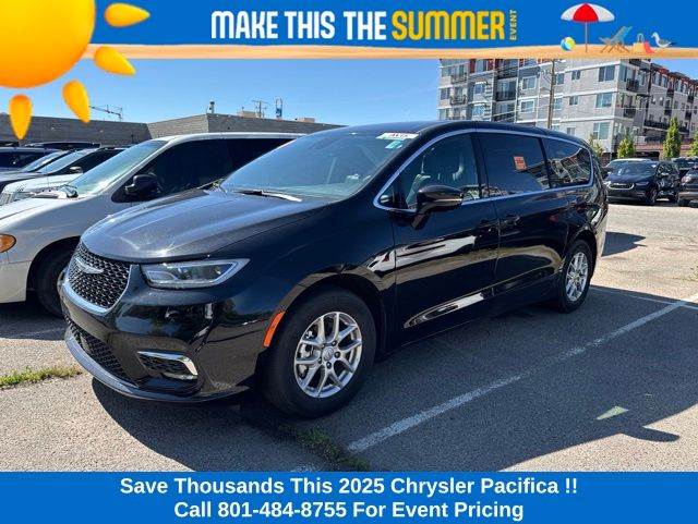 2025 Chrysler Pacifica Select's photo
