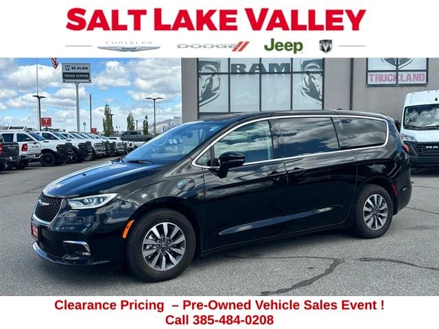 2024 Chrysler Pacifica Hybrid Select PHEV's photo