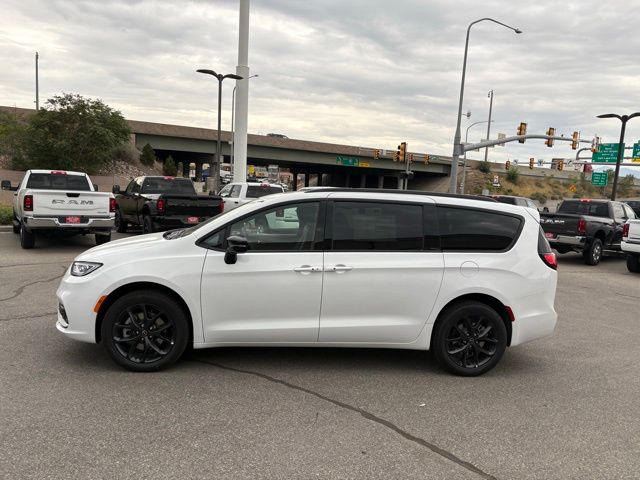 2026 Chrysler Pacifica Limited photo 2