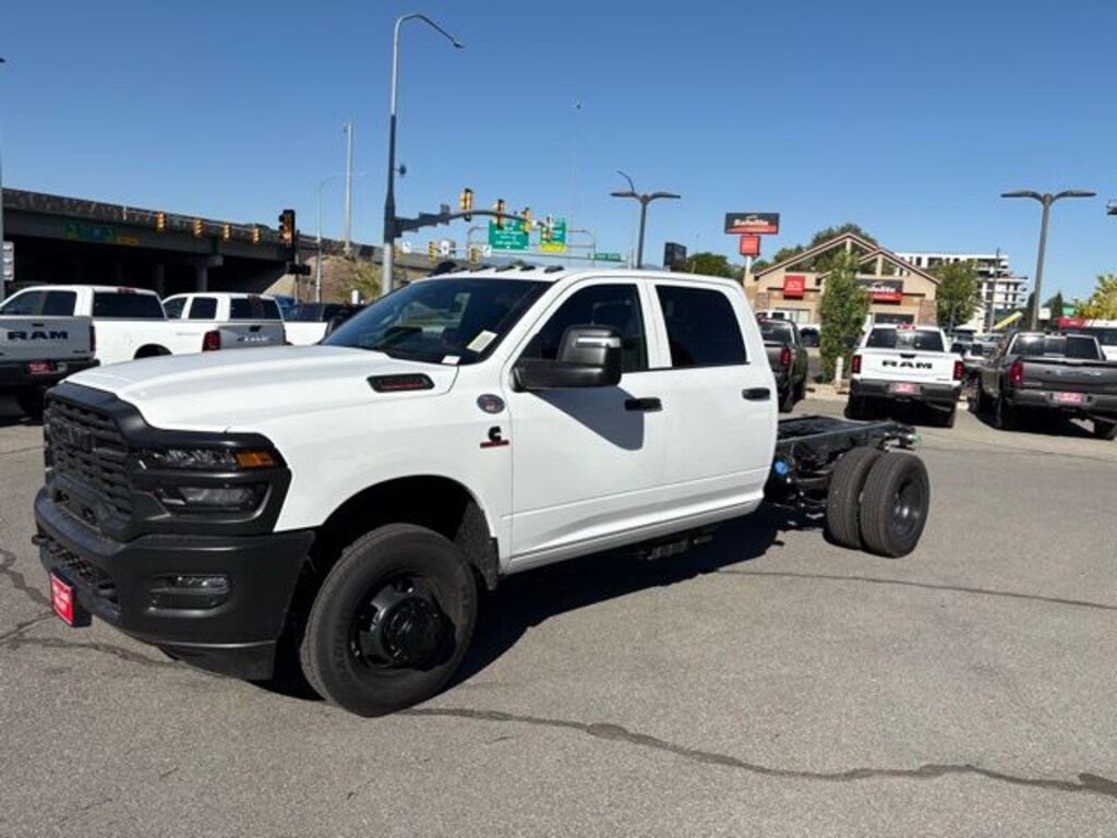 New 2025 Ram 3500 Chassis Cab 3500 TRADESMAN CREW CAB CHASSIS 4X4 60' CA Pickup