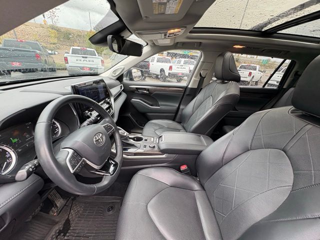 2022 Toyota Highlander Platinum photo 4