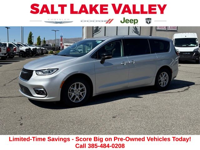 2024 Chrysler Pacifica Touring L's photo