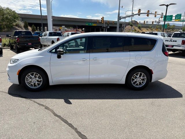 2026 Chrysler Pacifica photo 4