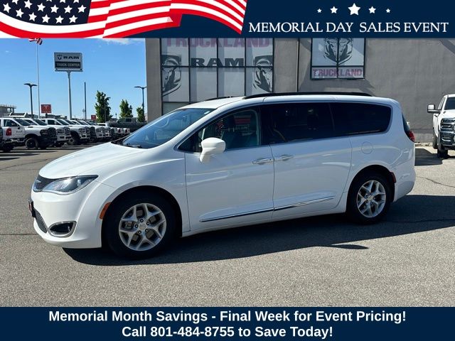 2017 Chrysler Pacifica Touring-L's photo