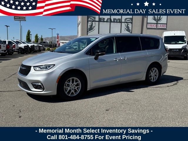 2024 Chrysler Pacifica Touring L's photo