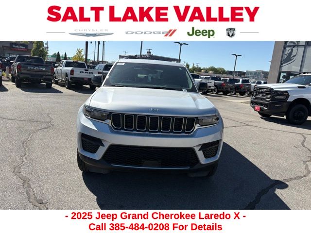 2025 Jeep Grand Cherokee Laredo photo 2