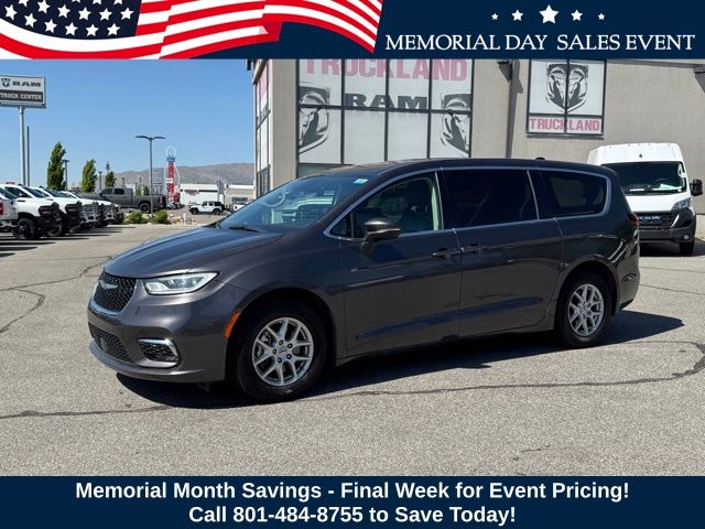 2023 Chrysler Pacifica Touring L's photo