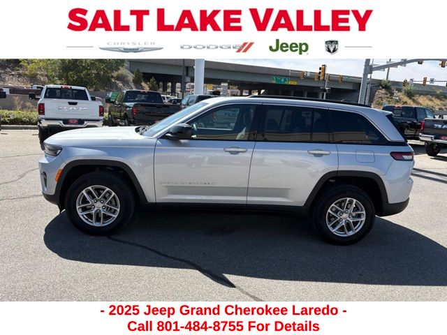 2025 Jeep Grand Cherokee Laredo photo 2
