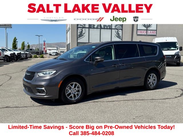 2023 Chrysler Pacifica Touring L's photo