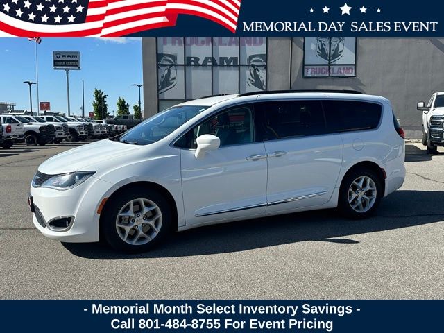 2017 Chrysler Pacifica Touring-L's photo