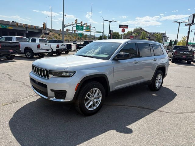 2025 Jeep Grand Cherokee Laredo photo 3