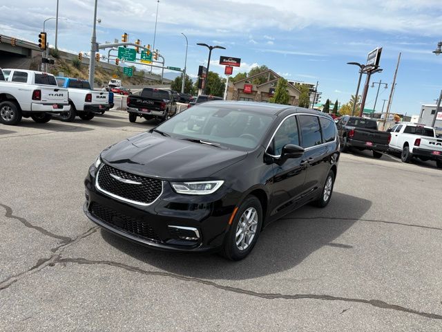 2026 Chrysler Pacifica photo 3