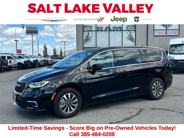 2024 Chrysler Pacifica Hybrid Select PHEV's photo