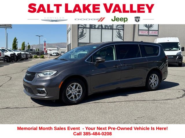 2023 Chrysler Pacifica Touring L's photo