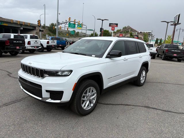 2025 Jeep Grand Cherokee Laredo Altitude photo 3