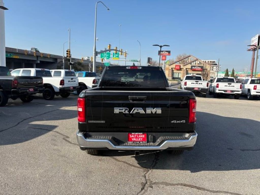 New 2025 Ram 1500 BIG HORN CREW CAB 4X4 5'7 BOX Pickup