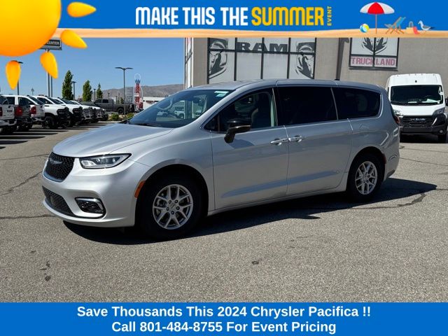 2024 Chrysler Pacifica Touring L's photo