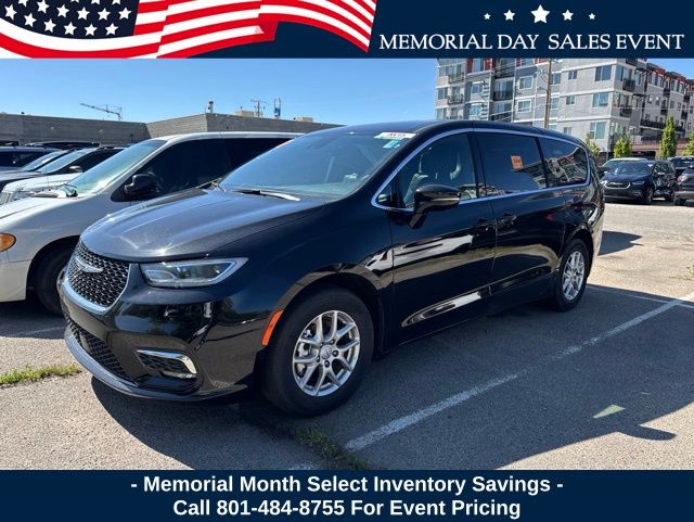 2025 Chrysler Pacifica Select's photo