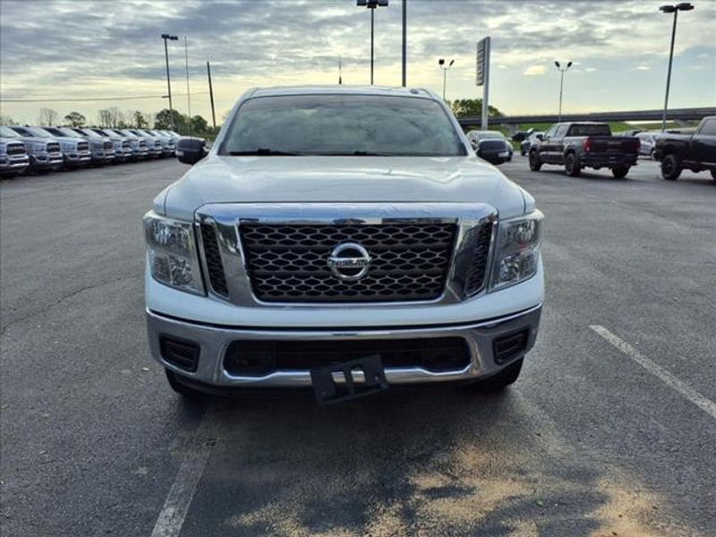 Used 2017 Nissan Titan SV with VIN 1N6AA1EJ2HN562065 for sale in Little Rock