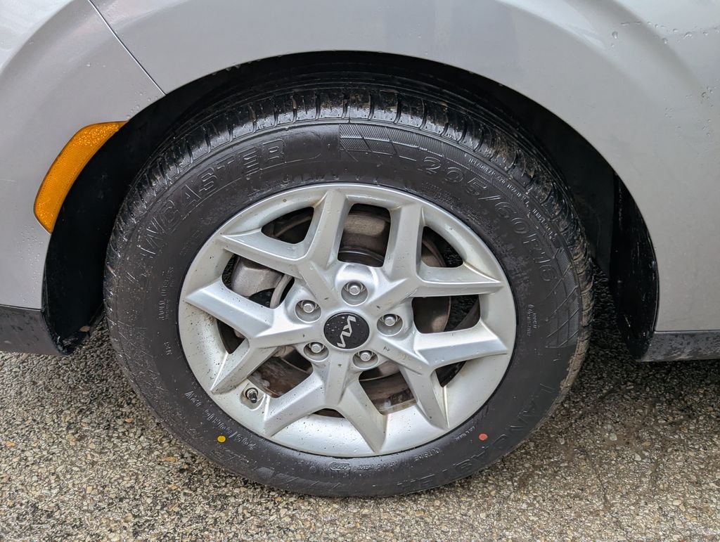 2024 Kia Soul LX - Photo 14