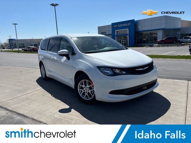 2023 Chrysler Voyager LX's photo