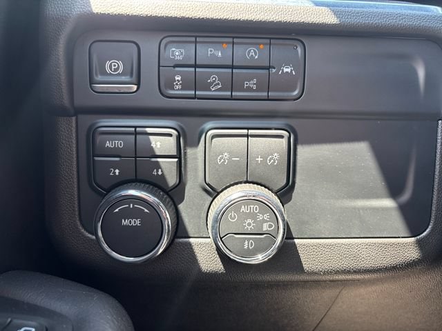 2025 Chevrolet Suburban Z71 - Photo 17