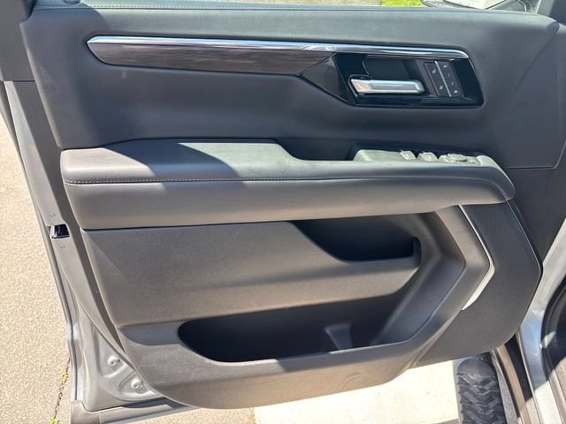 2025 Chevrolet Suburban Z71 - Photo 10