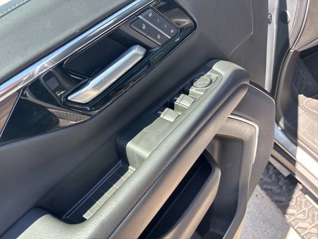 2025 Chevrolet Suburban Z71 - Photo 11