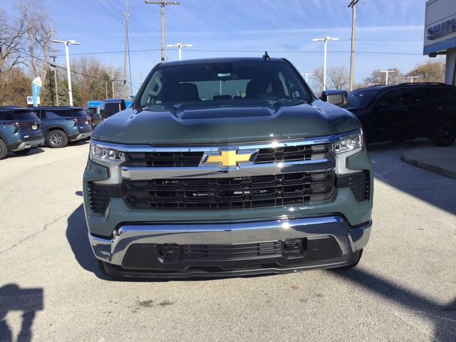 2026 Chevrolet Silverado photo 3