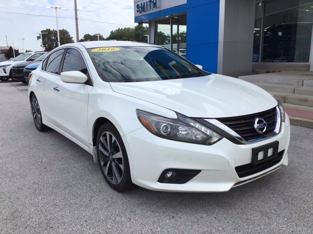 2016 Nissan Altima 2.5 SR photo 2