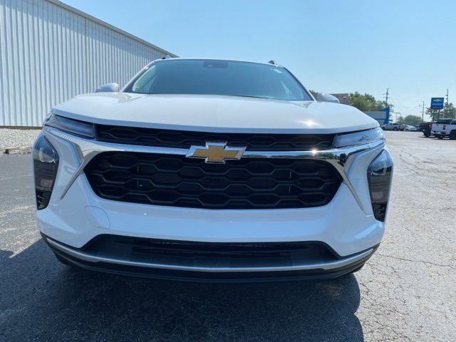 2025 Chevrolet Trax LT photo 2