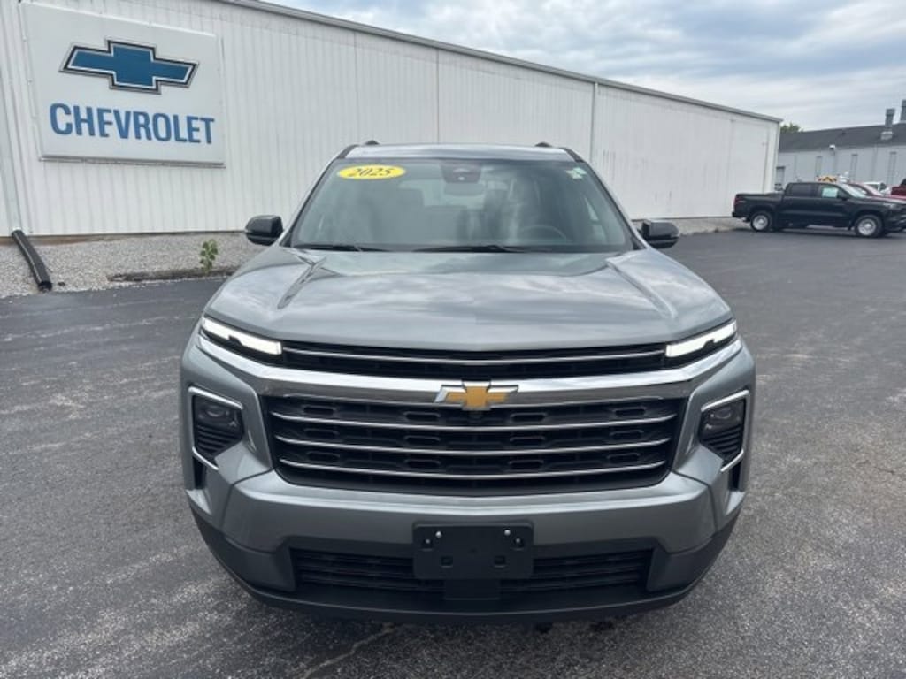 Used 2025 Chevrolet Traverse LT SUV
