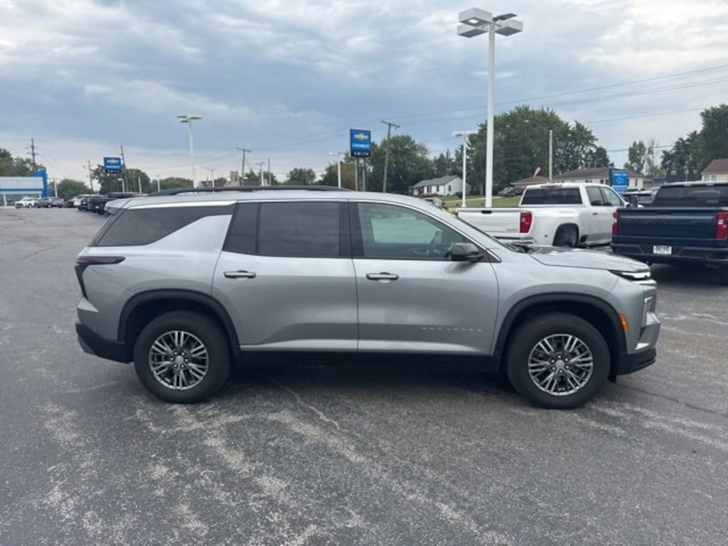 Used 2025 Chevrolet Traverse LT SUV