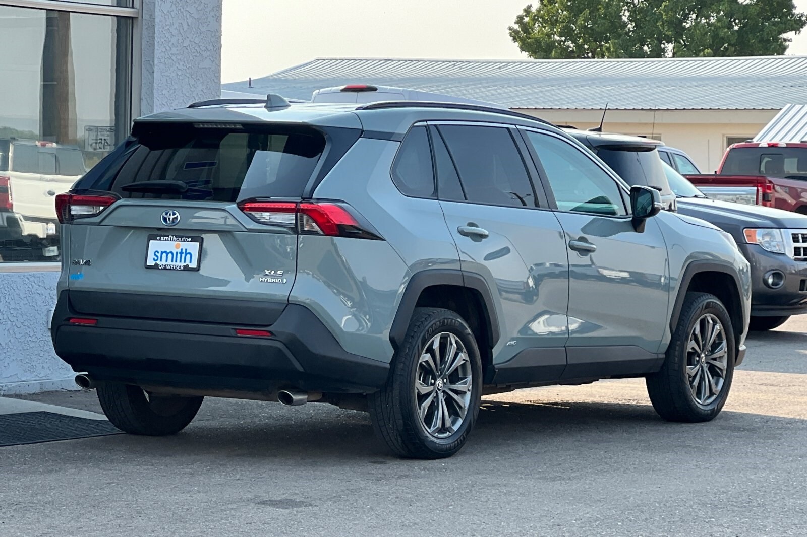 2022 Toyota RAV4 Hybrid XLE Premium photo 4