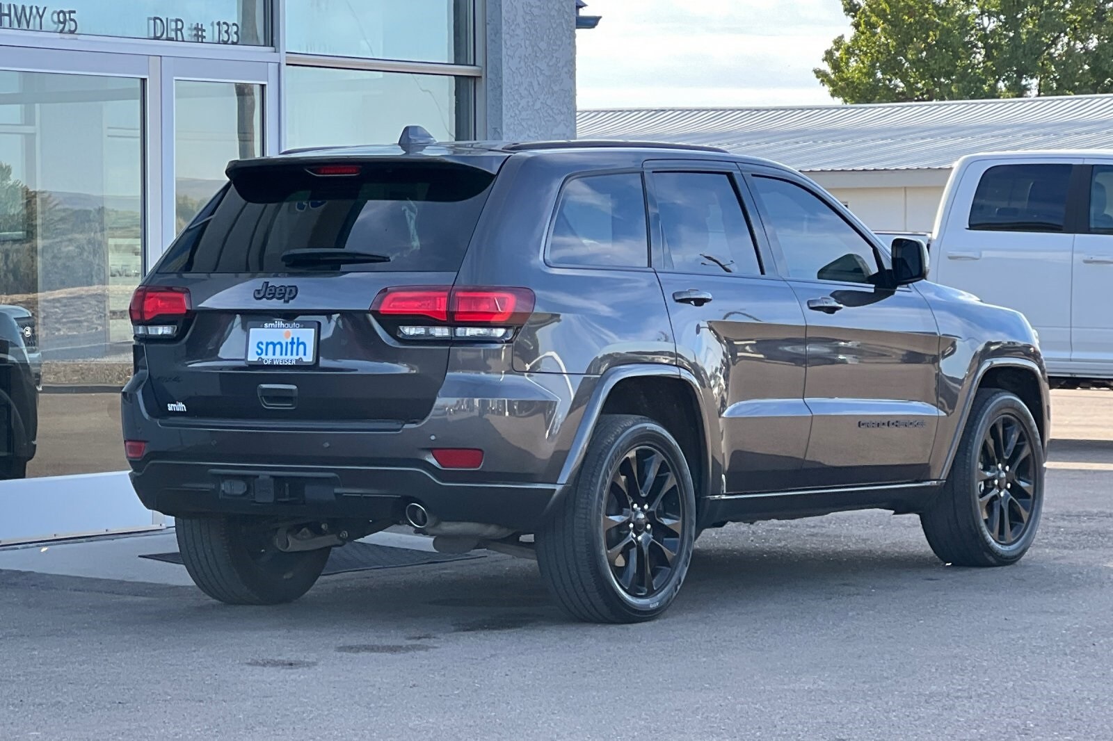 2021 Jeep Grand Cherokee Laredo X photo 2
