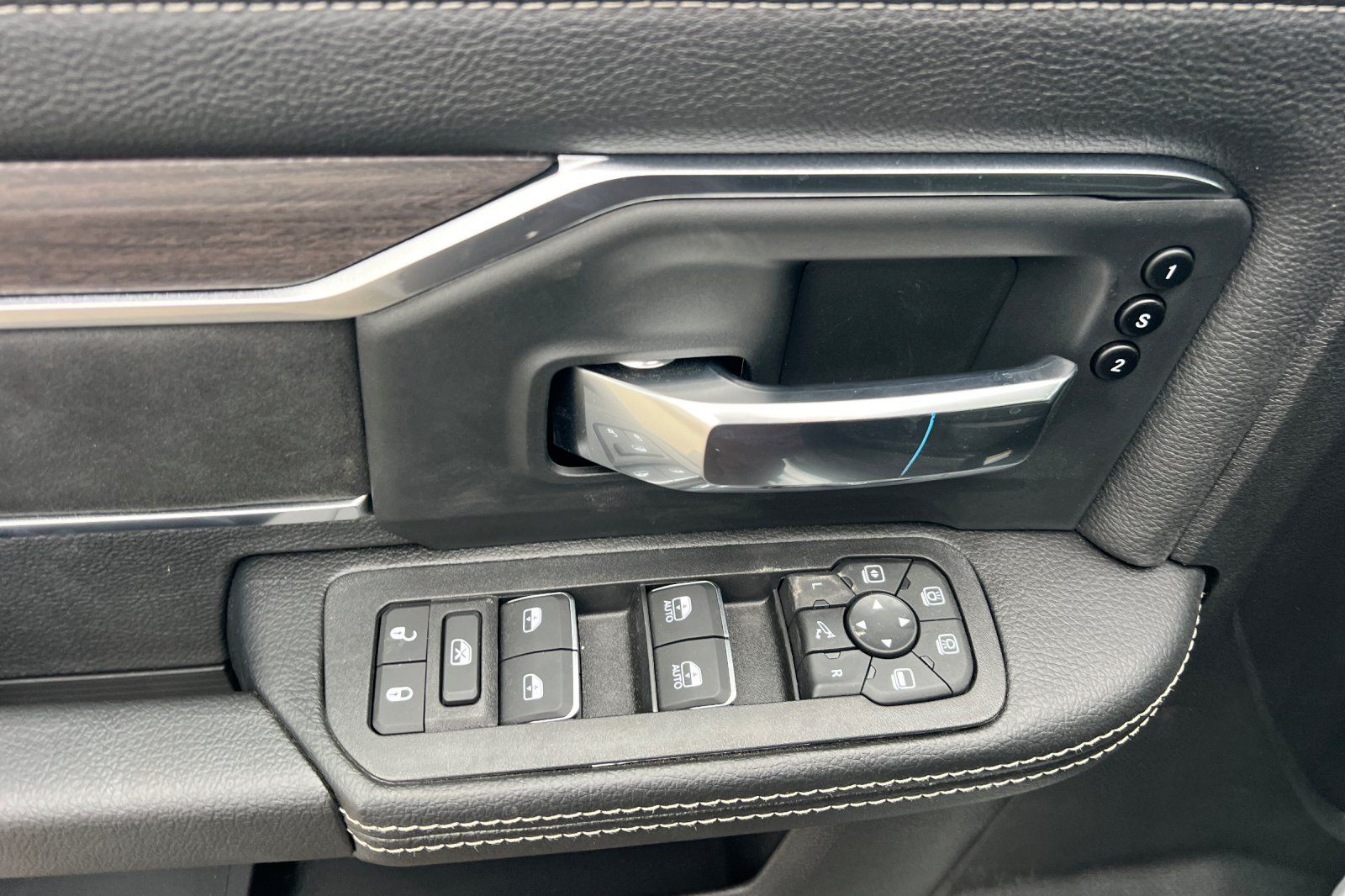 2026 RAM 3500 Laramie - Photo 10