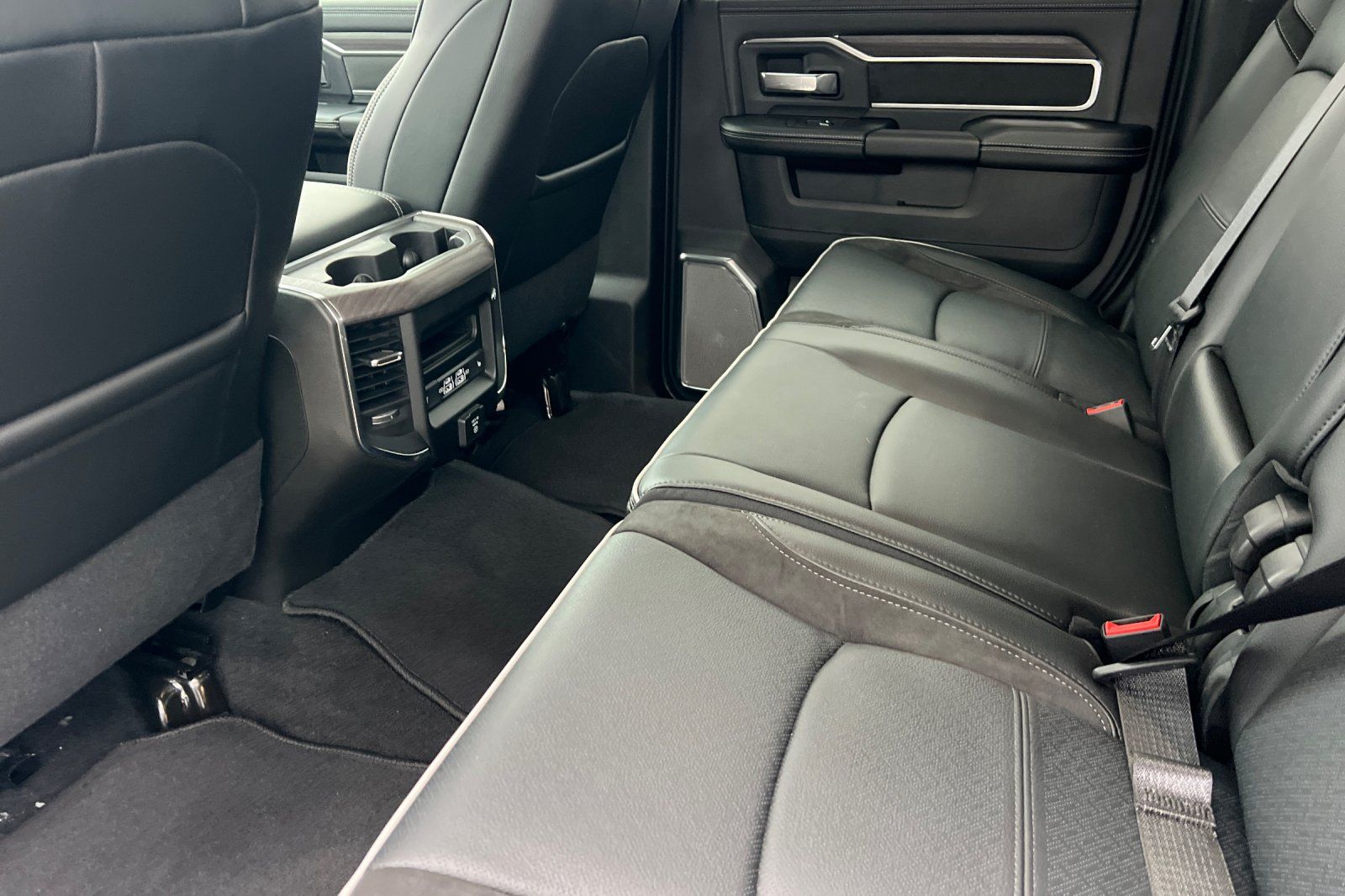 2026 RAM 3500 Laramie - Photo 11